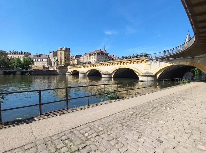 Pivoine Avec Terrasse A Proximite De Metz